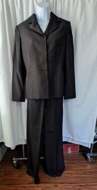 Kasper Gray Pant Suit size 10 Petite. Excellent Condition. "Worn Once"